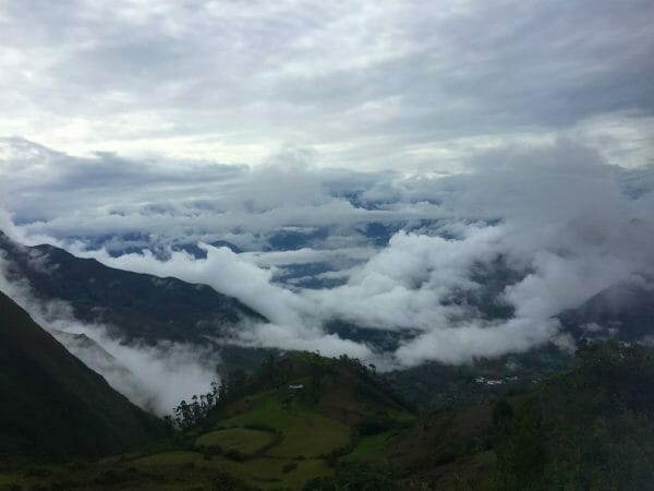 Bergpanorama mit Nebelwolken im nördlichen Peru